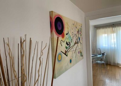 Parete arredata dello studio con un quadro